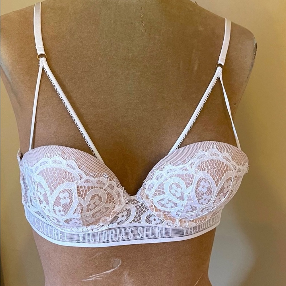 NWOT Victoria’s Secret Very Sexy Push up bra nude, cream lace gold hardware 32DD